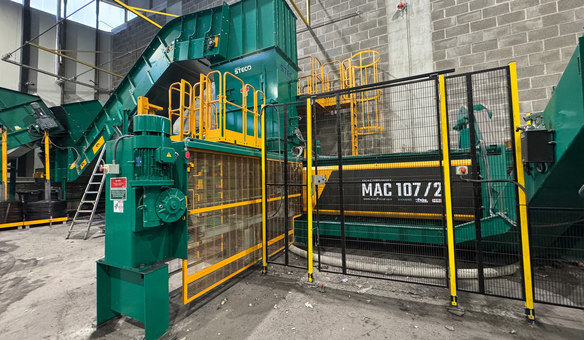 Macpresse med horisontalt bindeapparat